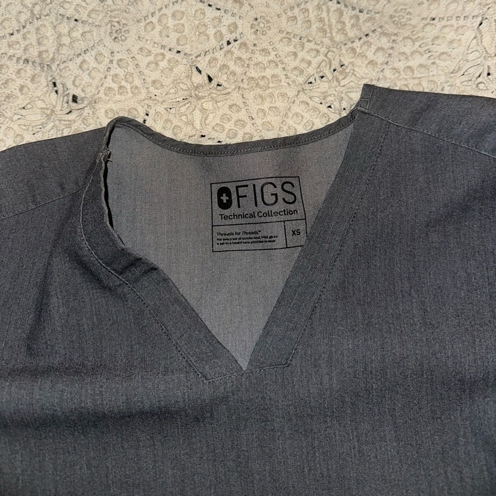 FIGS Scrubs Set - Picture 6 of 16